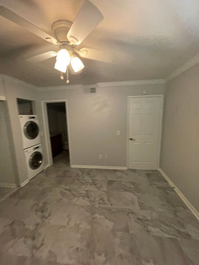 Building Photo - COMING SOON! Great Townhouse with 2 Bedrooms 2 Bath!