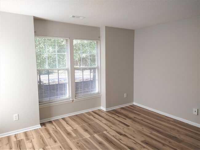 Building Photo - 9607 Vinca Cir