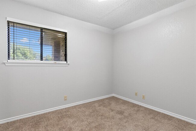 Building Photo - 506 Lakeway Dr