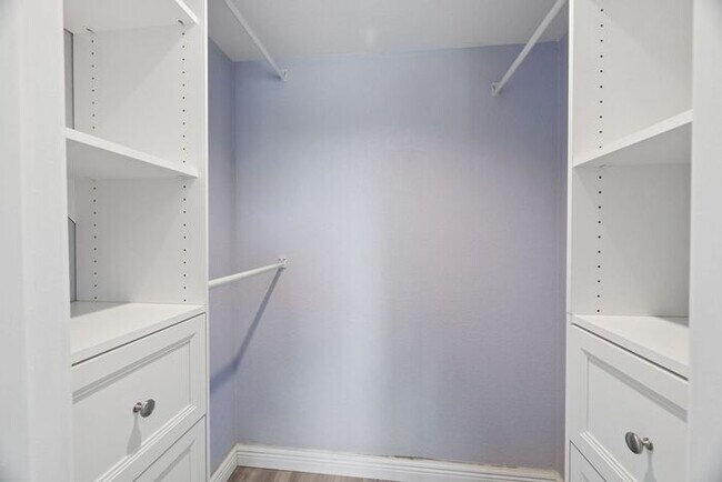 Building Photo - 1057 S Jamaica Way