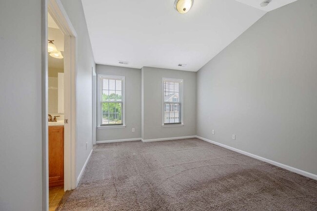 Building Photo - End Unit Townhome in Great Location!