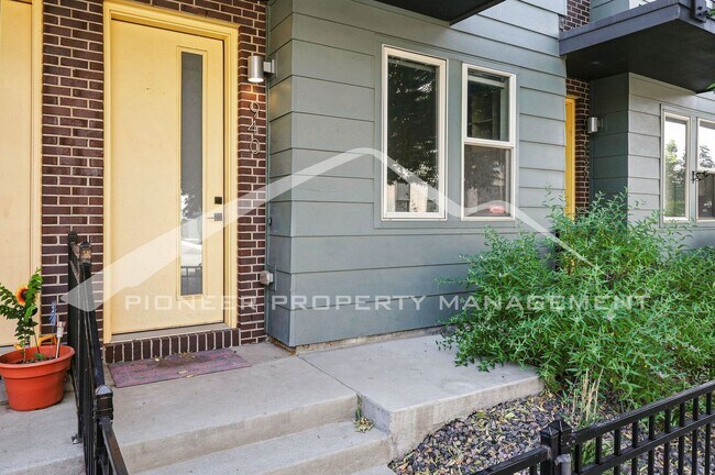 Building Photo - 940 Navajo St