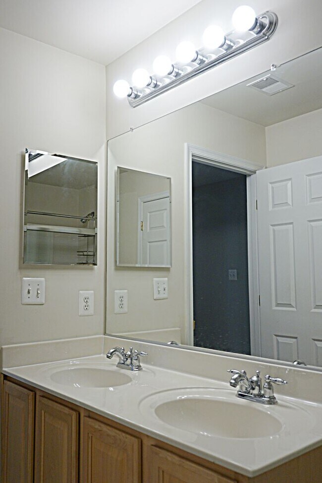Building Photo - Exquisite Townhouse in Orchard Run Germantown