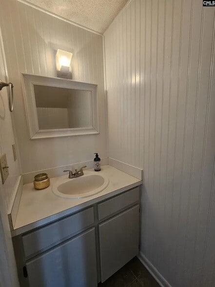 Building Photo - 601 Picadilly Sq