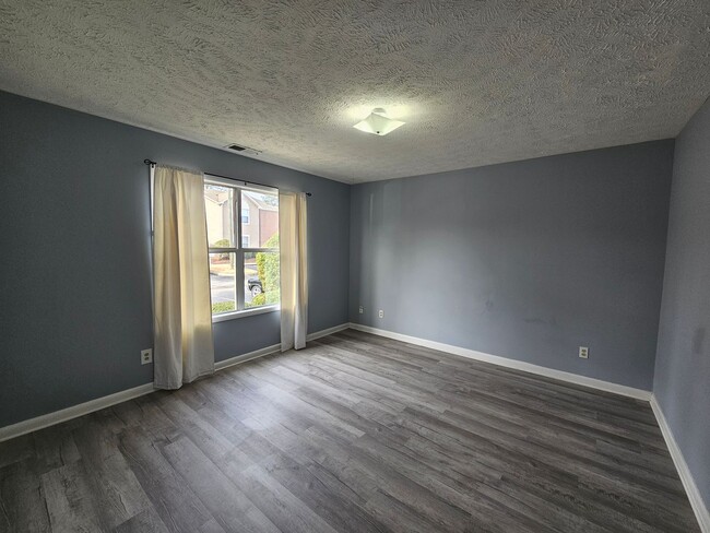 Building Photo - Newly Renovated 2 Bedroom, 2 Bath Condo in...