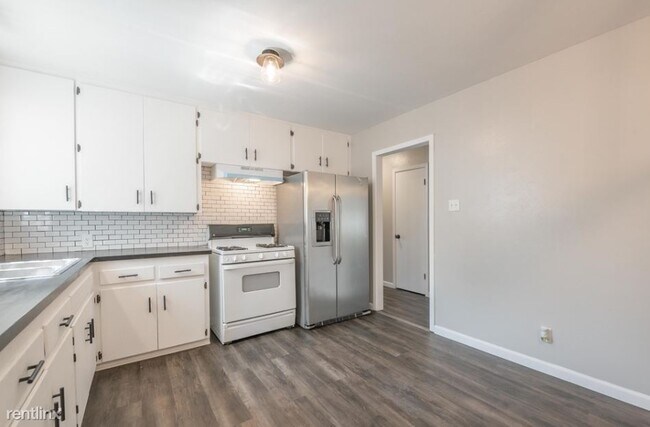 Building Photo - 3 br, 1 bath House - 1302 N W S Young Dr