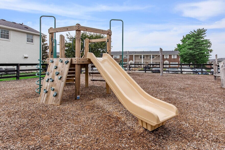 Building Photo - 600 Whispering Hills Dr