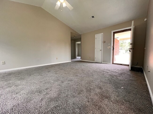 Building Photo - AVAILABLE LATE AUGUST | RECENTLY RENOVATED...