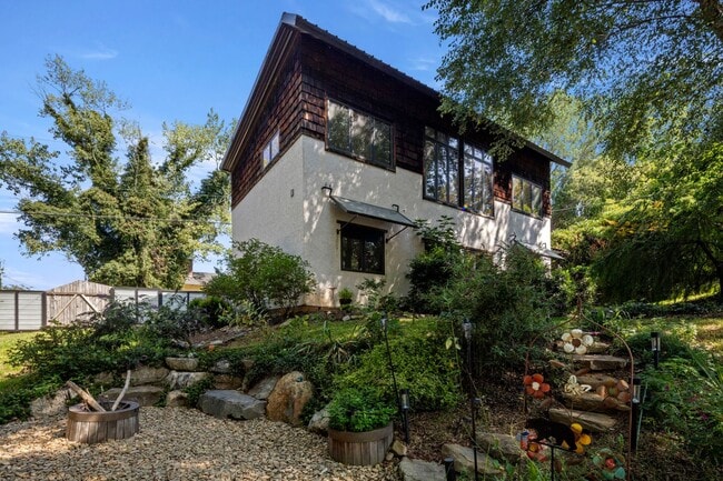 Building Photo - West Asheville Oasis