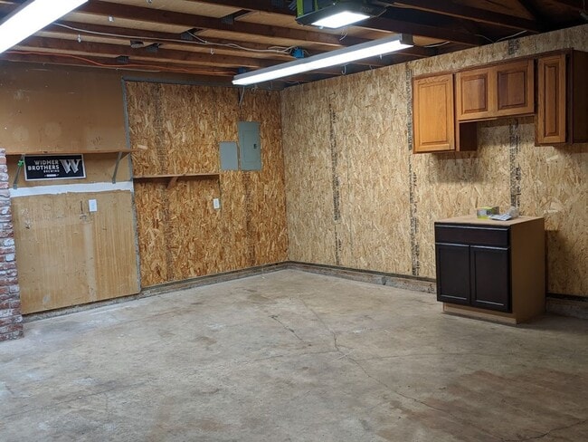 Building Photo - Updated 3bd/2bth Home with Solid Surface F...