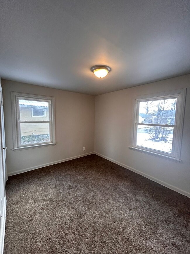 Building Photo - Nice Cape Cod!