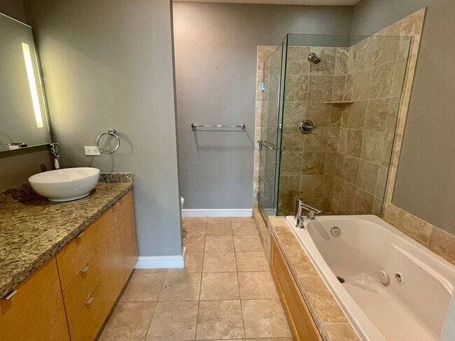 Building Photo - Luxury 2 Bed 2.5 Bath Condo in Central OKC