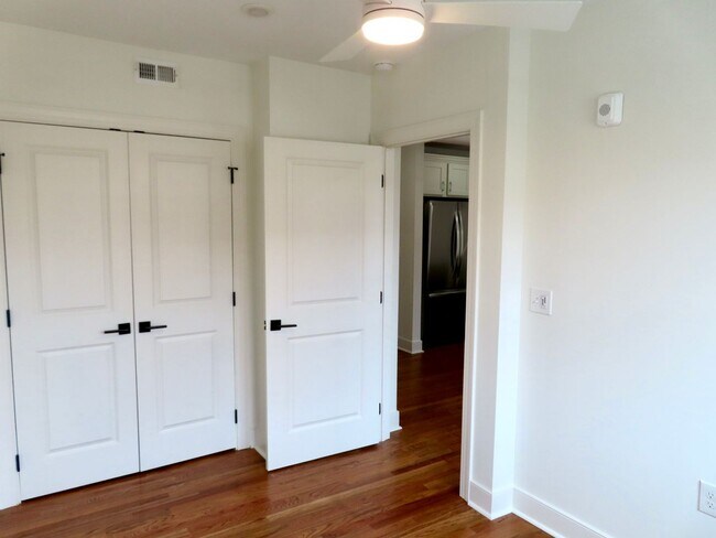 Building Photo - 2724 E Magnolia Ave