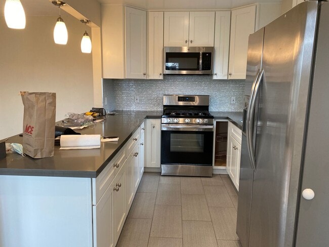 Building Photo - Epic REA-Great 1 BR/1 BA Unit in a S/S Duplex