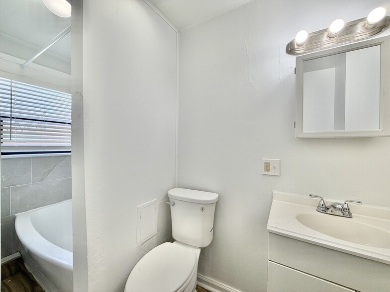 Building Photo - 425 S Jackson St