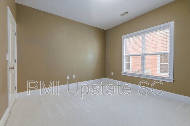 Building Photo - 204 E Park Ave