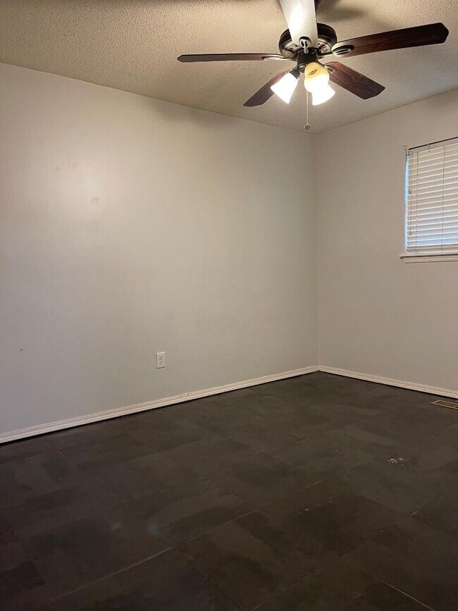 Building Photo - 7204 N Norman Rd