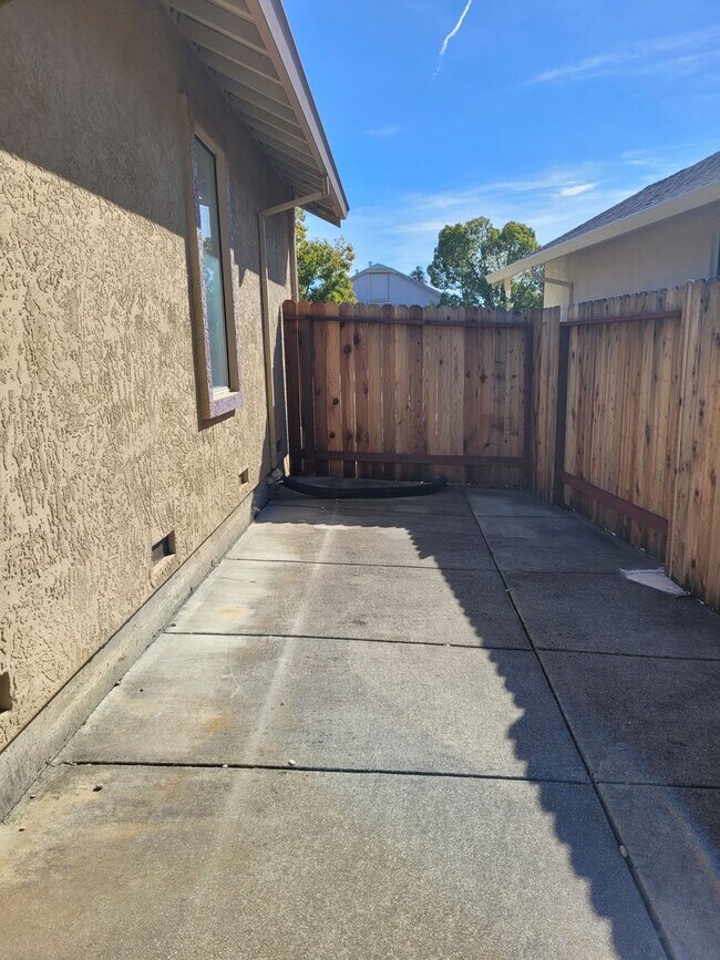 Building Photo - 745 Monte Carlo Dr