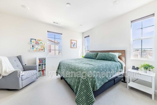 Building Photo - 40709 Melrose Dr