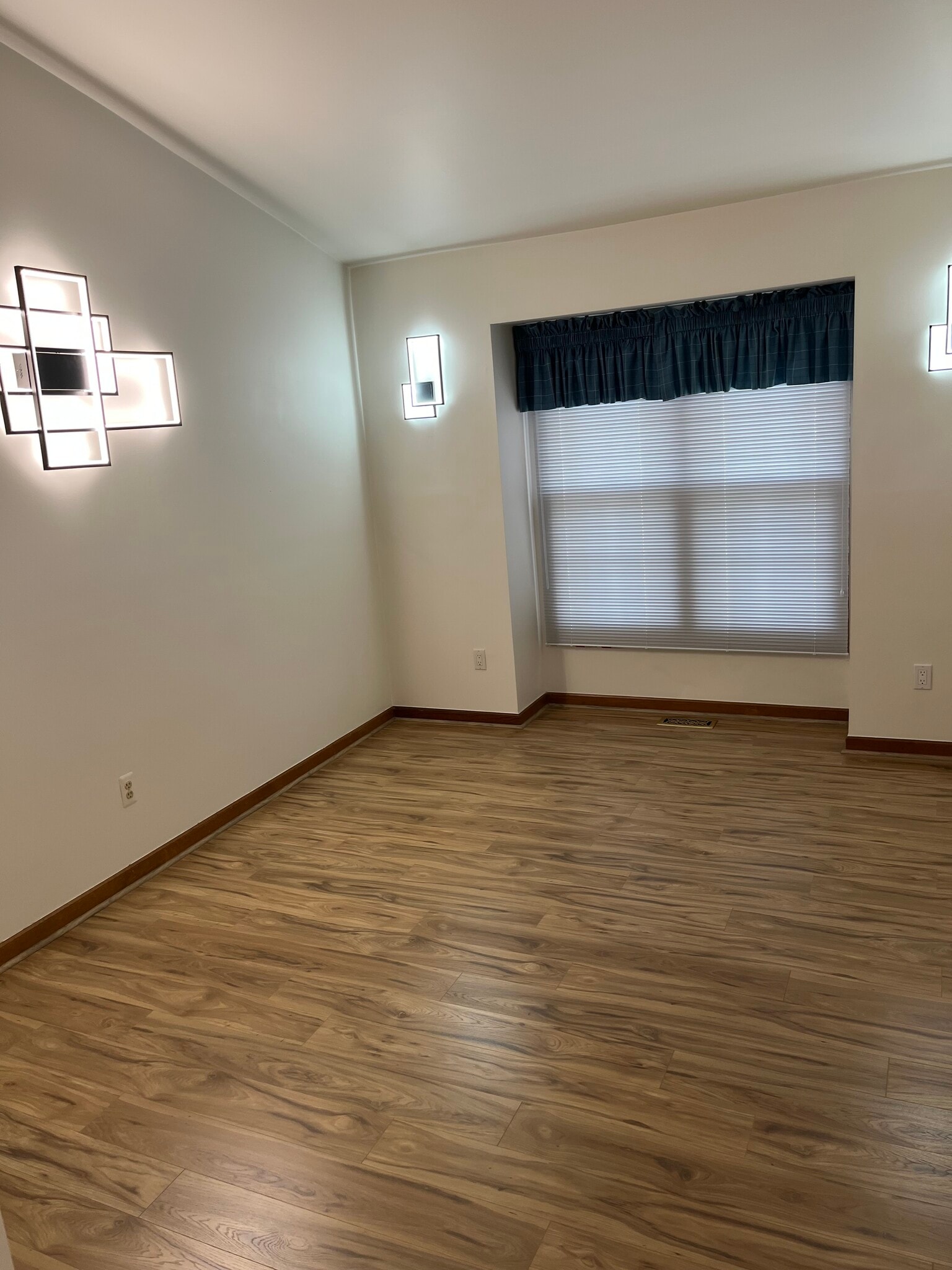 Building Photo - 43389 Riverbend Blvd