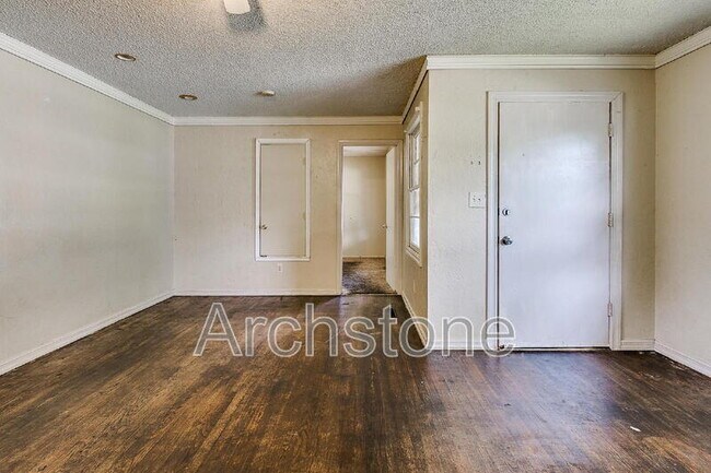 Building Photo - 724 General Senter Dr