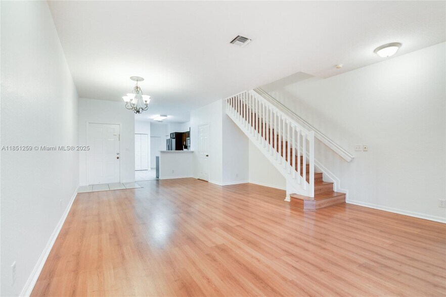 Building Photo - 3844 Tree Top Dr