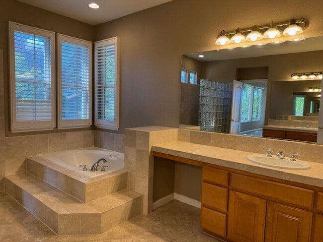 Building Photo - Gorgeous 5 bedroom + office, 4.5 bath Alam...