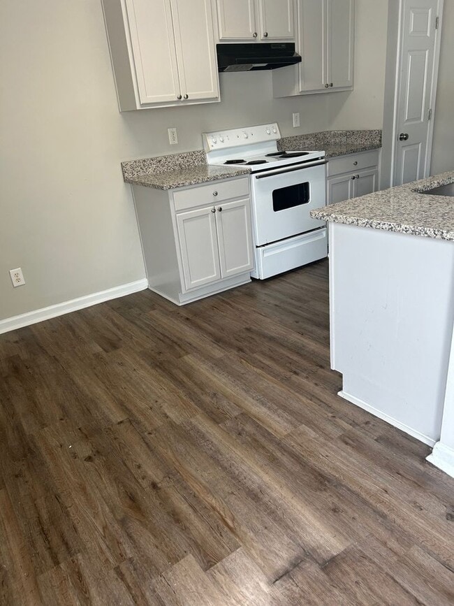 Building Photo - 3 bedroom/ 3 bathroom Townhouse