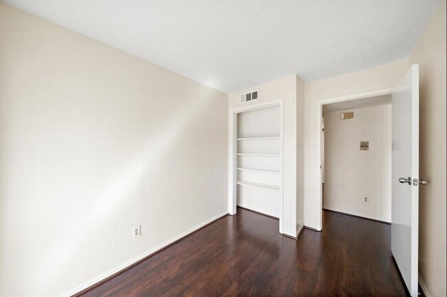 Building Photo - 2818 S Bartell Dr