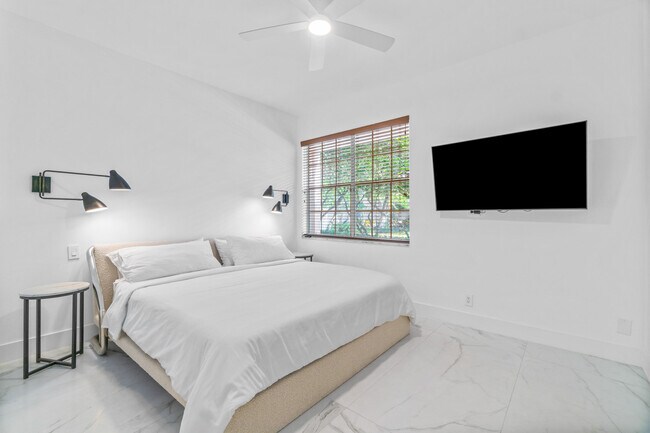 Building Photo - 5136 Lake Catalina Dr