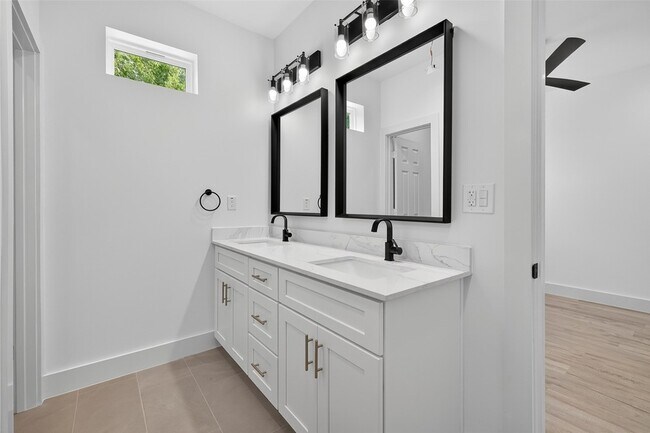 Building Photo - 5027 Willow Glen Dr