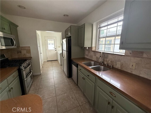 Building Photo - 527 S Orchard Dr