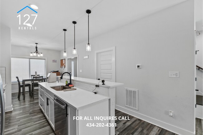 Building Photo - 3BR Townhome – Modern Amenities, Great Location!