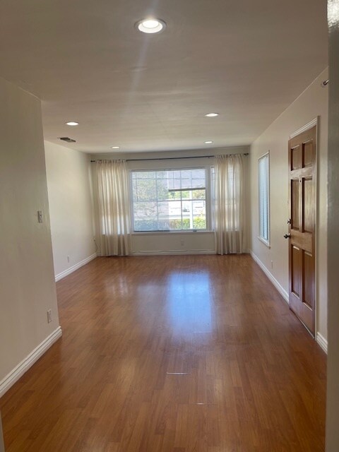 Building Photo - 530 N Van Ness Ave