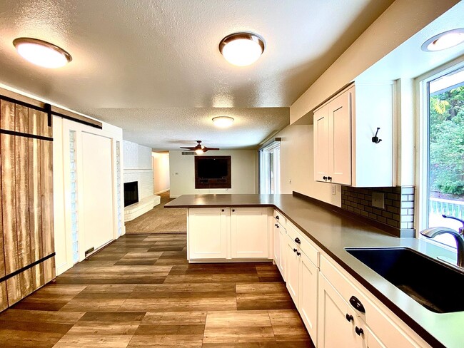 Building Photo - Lovely Highlands Home w/a View Available 7...