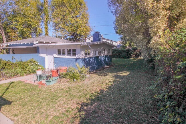 Building Photo - Remodeled 3-Bed Charmer Steps from Ventura Blvd