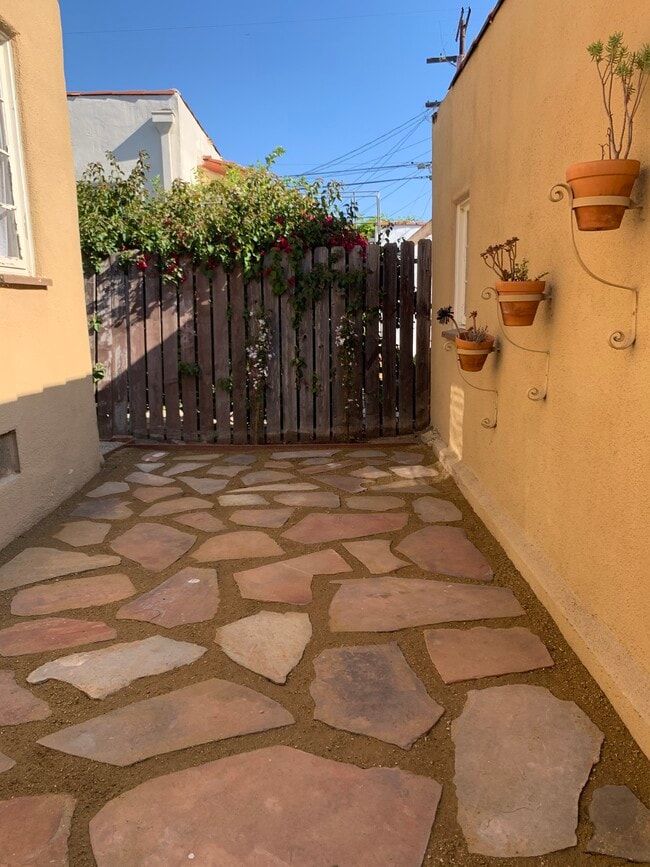 Building Photo - 4222 S Bronson Ave