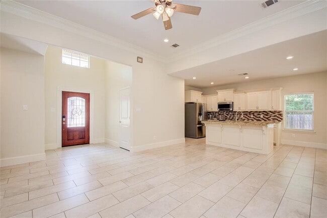 Building Photo - 10572 Twin Oak Dr