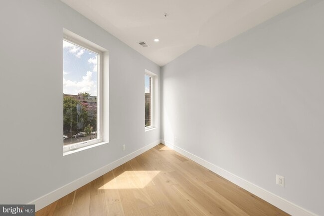 Building Photo - 3215 Mt Pleasant St NW