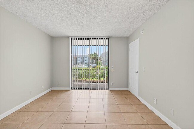 Building Photo - 752 Executive Center Dr