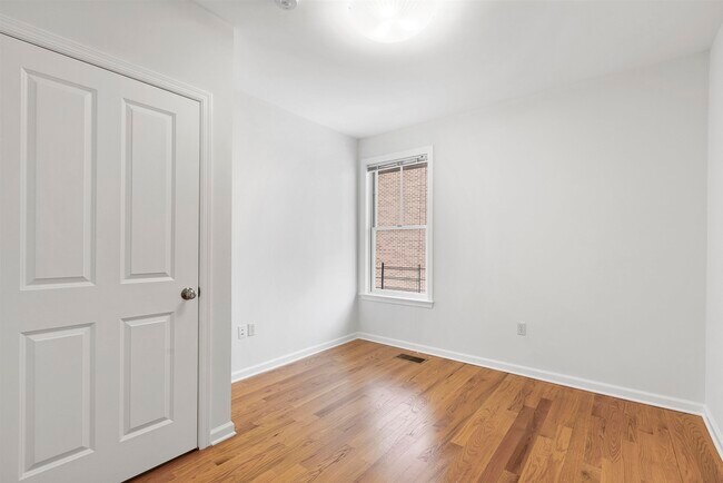 Building Photo - 443 Whiton St