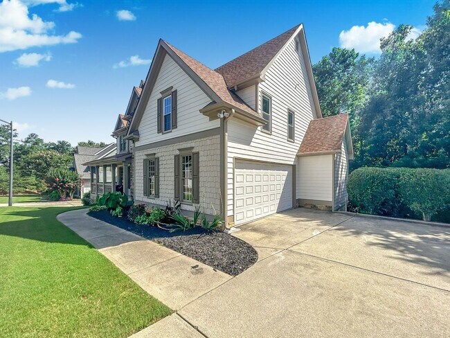 Building Photo - Stunning 5-Bedroom Executive Home in Kennesaw’s Preserve Falcon Hills!