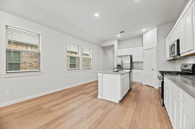 Building Photo - Spacious One-story floor plan