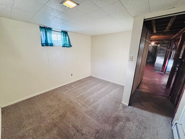 Building Photo - Spacious, sun-filled living with a backyar...