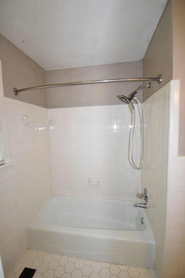 Building Photo - 2 Bedroom Pet Friendly Home For Rent!
