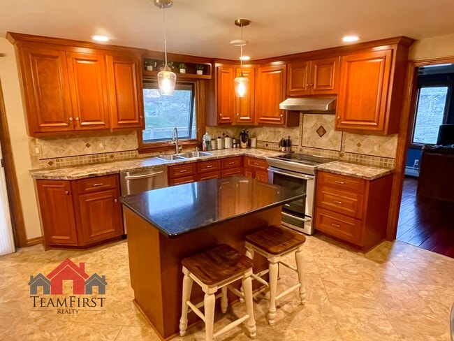 Building Photo - 910 Pine Ridge Dr