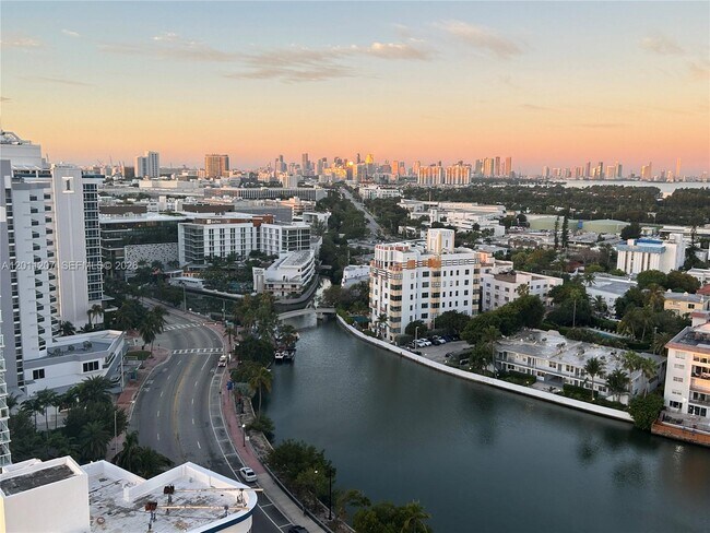 Building Photo - 2555 Collins Ave