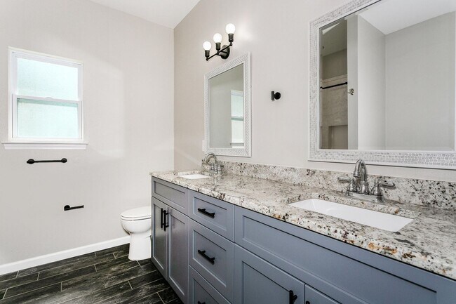 Building Photo - 4 bedroom 2 bathroom home near Eglin Air F...