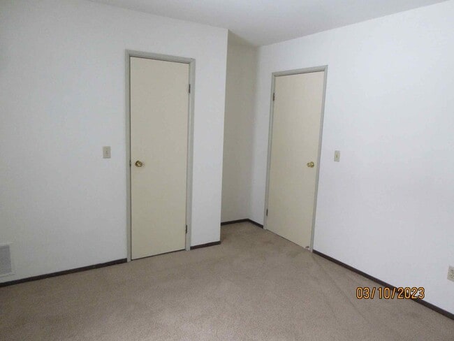Building Photo - Available Mid-Late September 2025 Remodele...
