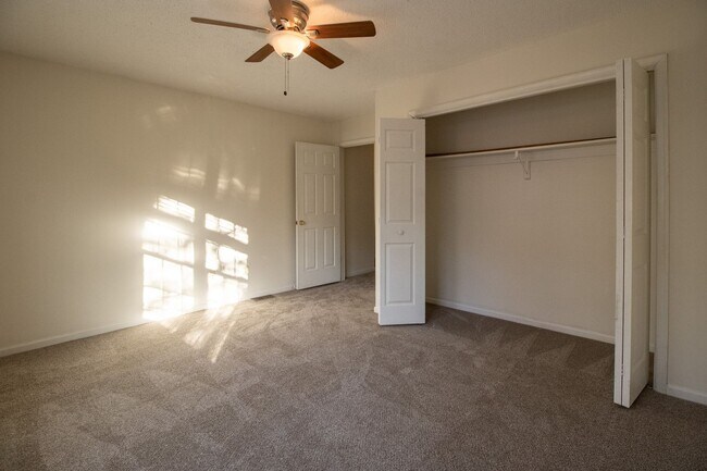 Building Photo - 3 Bedrooms, 2.5 Bathrooms Townhouse Rental